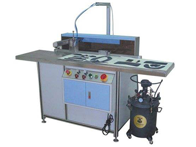 安装了球友会网页版喷胶机控制系统的喷胶工作平台